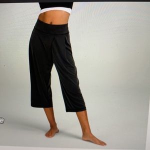 Lululemon cropped wide-leg pants. Size 6.